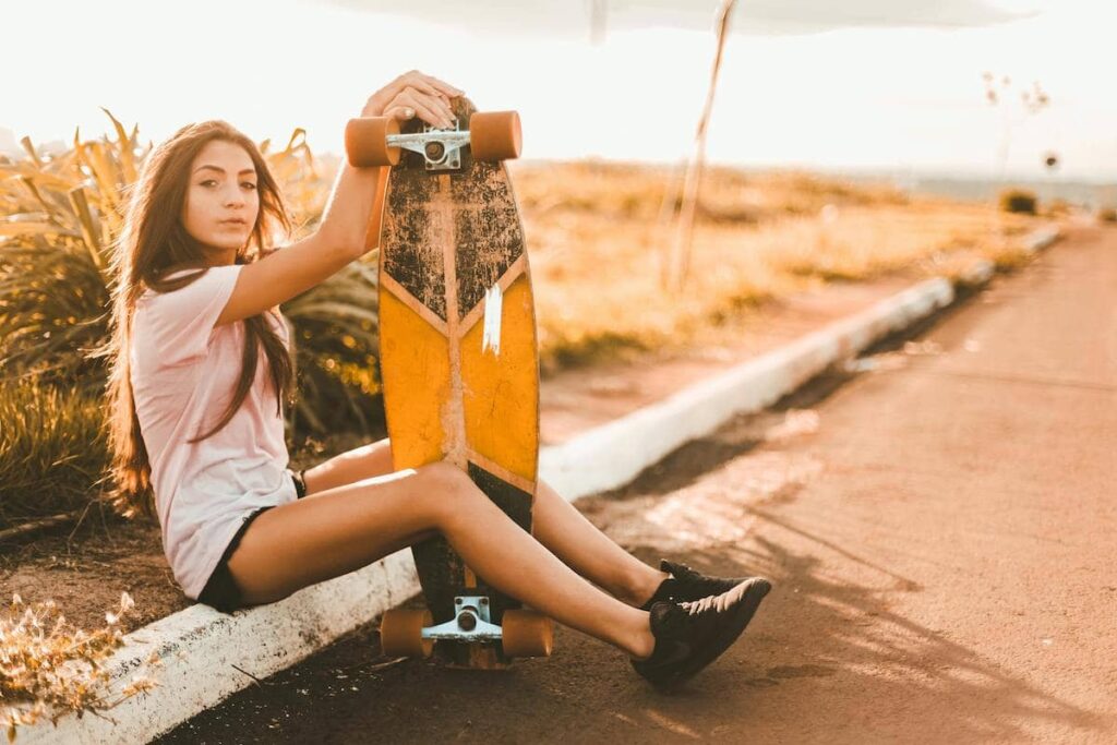 femme assise avec son longboard