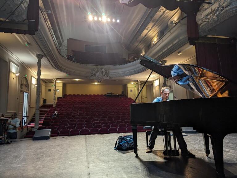 accorder un piano de concert